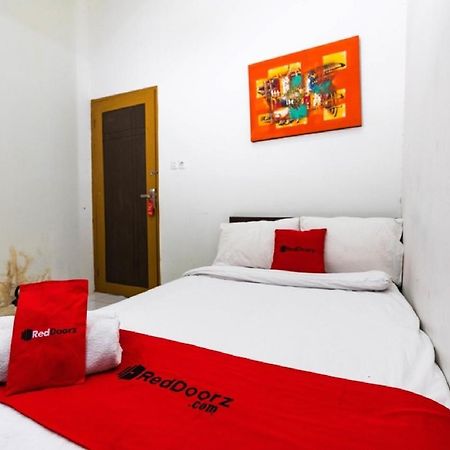 RedDoorz @ Hertasning Area 2 Makassar Buitenkant foto