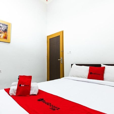 RedDoorz @ Hertasning Area 2 Makassar Buitenkant foto